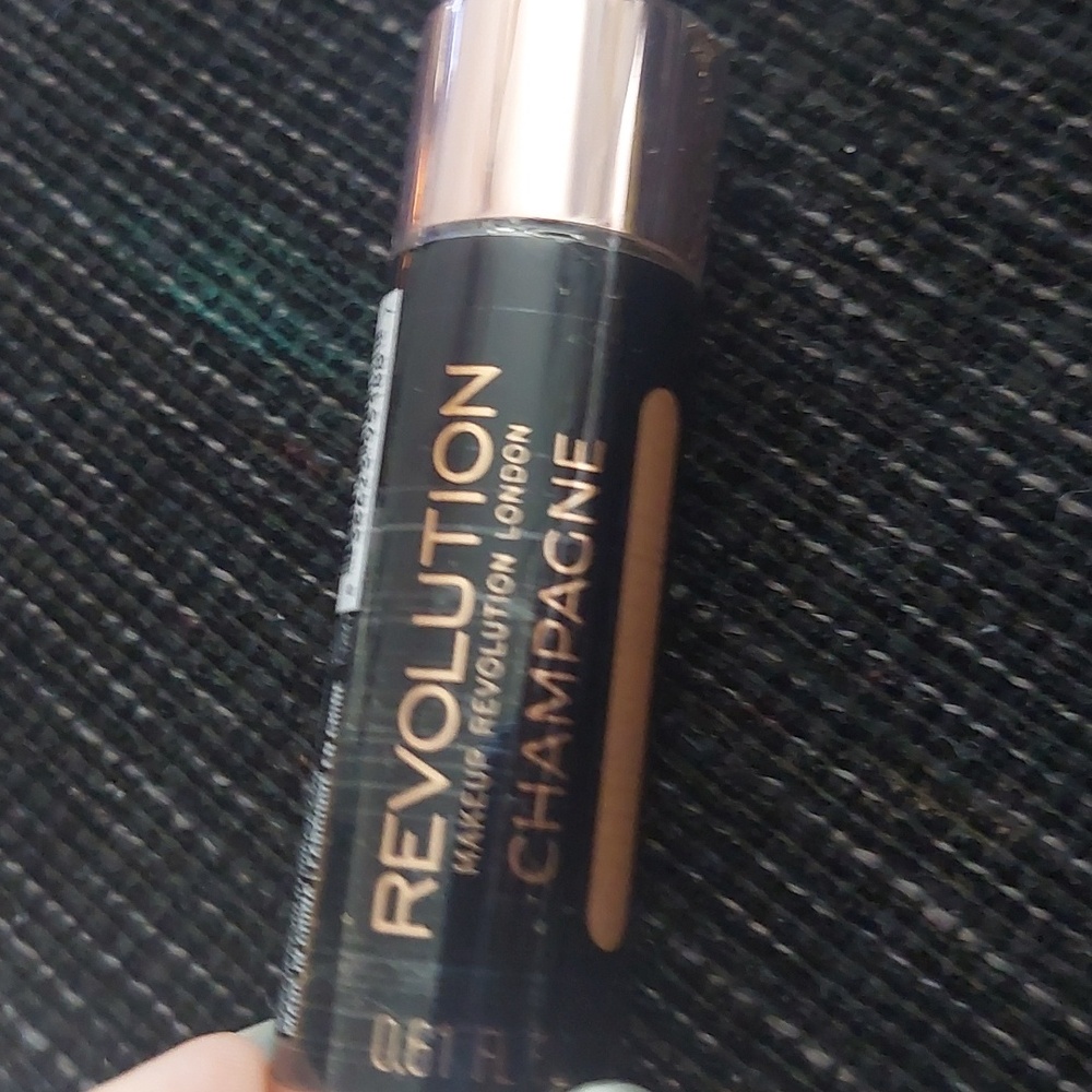 New makeup revolution‎ liquid highlighter Champagne